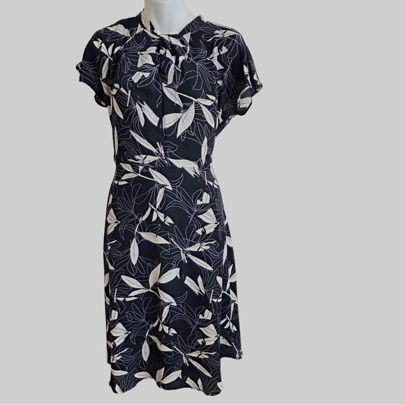 Banana Republic Dresses & Skirts - Banana Republic Navy blue and White Floral cap sleeve Midi dress Size 6